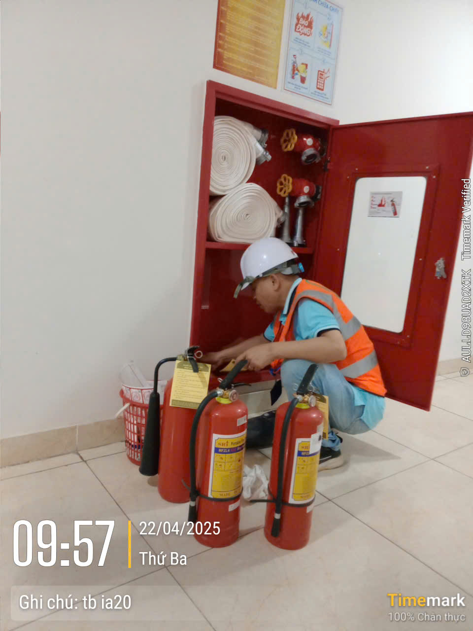 Kiểm tra tủ chữa cháy vách tường và bình chữa cháy khi bảo trì hệ thống PCCC chung cư IA20 Ciputra