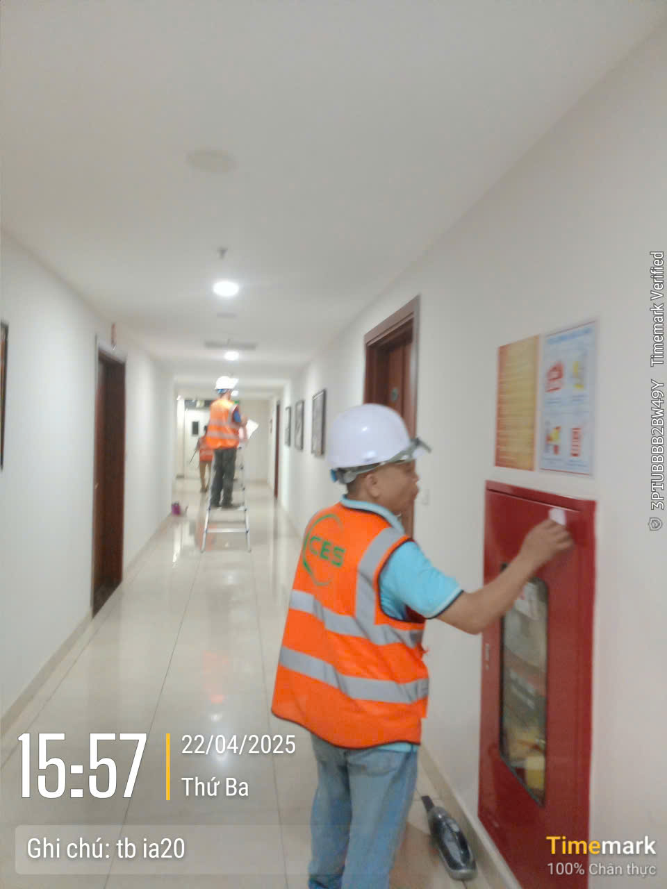 Kỹ thuật viên CES bảo trì hệ thống PCCC chung cư IA20 Ciputra tại hành lang tầng