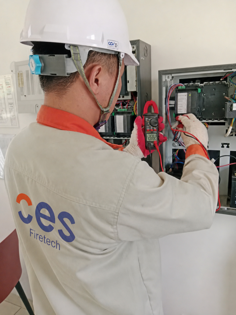 Nhân viên CES bảo trì hệ thống PCCC