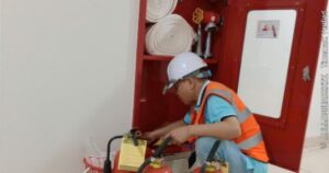 Bảo trì hệ thống PCCC chung cư IA20 Ciputra - kỹ thuật viên CES kiểm tra tủ chữa cháy và bình chữa cháy